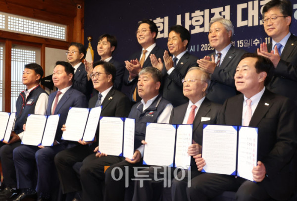 ▲우원식 국회의장을 비롯한 노사 5단체 대표들이 15일 서울 여의도 국회 사랑재에서 열린 사회적 대화 공동선언식에서 서명을 마친 뒤 기념 촬영하고 있다. 앞줄 오른쪽부터 김기문 중소기업중앙회장, 손경식 한국경영자총협회장, 김동명 한국노총 위원장, 우원식 국회의장, 최태원 대한상공회의소 회장, 양경수 민주노총 위원장. 고이란 기자 photoeran@