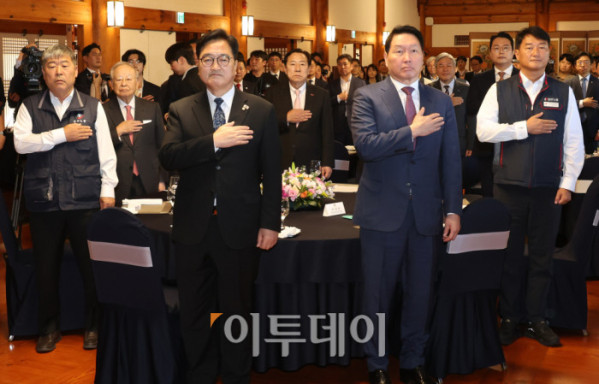 ▲우원식 국회의장을 비롯한 노사 5단체 대표들이 15일 서울 여의도 국회 사랑재에서 열린 사회적 대화 공동선언식에서 국민의례를 하고 있다. 이날 행사에는 최태원 대한상공회의소 회장, 김동명 한국노총 위원장, 손경식 한국경영자총협회장, 양경수 민주노총 위원장, 김기문 중소기업중앙회장 등이 참석했다. 고이란 기자 photoeran@