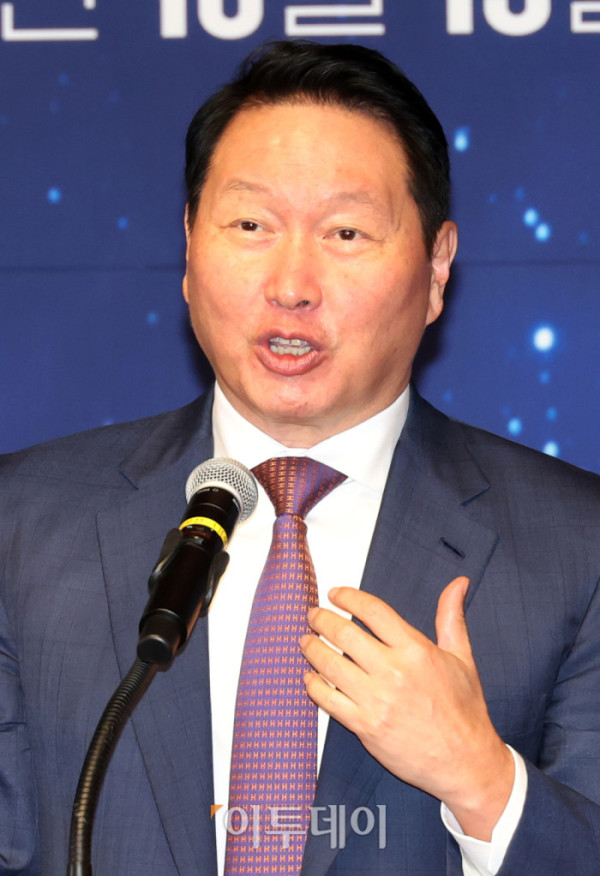 ▲ 최태원 대한상공회의소 회장이 15일 서울 여의도 국회 사랑재에서 열린 사회적 대화 공동선언식에서 인사말을 하고 있다. 고이란 기자 photoeran@