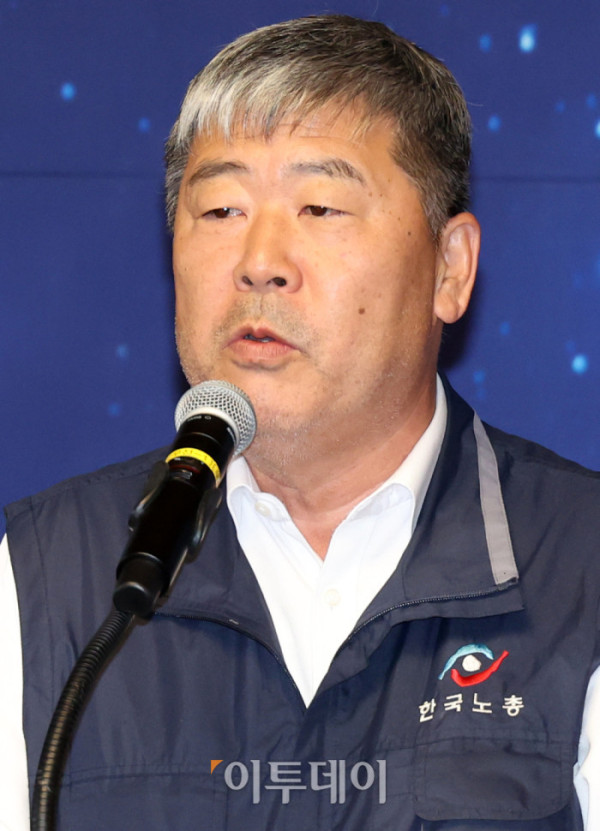 ▲김동명 한국노총 위원장이 15일 서울 여의도 국회 사랑재에서 열린 사회적 대화 공동선언식에서 인사말을 하고 있다. 고이란 기자 photoeran@