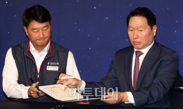 ▲최태원(오른쪽) 대한상공회의소 회장과 양경수 민주노총 위원장이 15일 서울 여의도 국회 사랑재에서 열린 사회적 대화 공동선언식에서 서명을 하고 있다. 고이란 기자 photoeran@