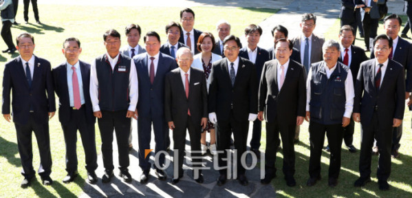 ▲우원식 국회의장을 비롯한 노사 5단체 대표들이 15일 서울 여의도 국회 사랑재에서 열린 사회적 대화 공동선언식에서 기념 식수를 마친 뒤 기념촬영을 하고 있다. 이날 행사에는 최태원 대한상공회의소 회장, 김동명 한국노총 위원장, 손경식 한국경영자총협회장, 양경수 민주노총 위원장, 김기문 중소기업중앙회장 등이 참석했다. 고이란 기자 photoeran@