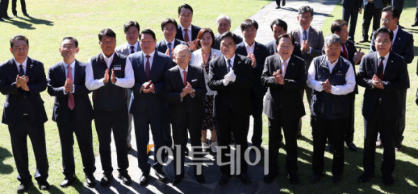 ▲우원식 국회의장을 비롯한 노사 5단체 대표들이 15일 서울 여의도 국회 사랑재에서 열린 사회적 대화 공동선언식에서 기념 식수를 마친 뒤 기념촬영을 하고 있다. 이날 행사에는 최태원 대한상공회의소 회장, 김동명 한국노총 위원장, 손경식 한국경영자총협회장, 양경수 민주노총 위원장, 김기문 중소기업중앙회장 등이 참석했다. 고이란 기자 photoeran@