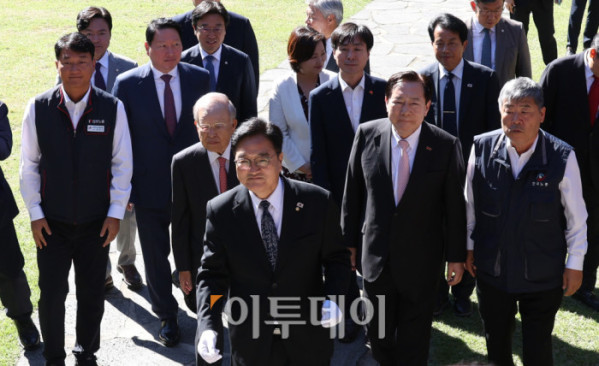 ▲우원식 국회의장을 비롯한 노사 5단체 대표들이 15일 서울 여의도 국회 사랑재에서 열린 사회적 대화 공동선언식에서 기념 식수를 마친 뒤 행사장으로 이동하고 있다. 이날 행사에는 최태원 대한상공회의소 회장, 김동명 한국노총 위원장, 손경식 한국경영자총협회장, 양경수 민주노총 위원장, 김기문 중소기업중앙회장 등이 참석했다. 고이란 기자 photoeran@