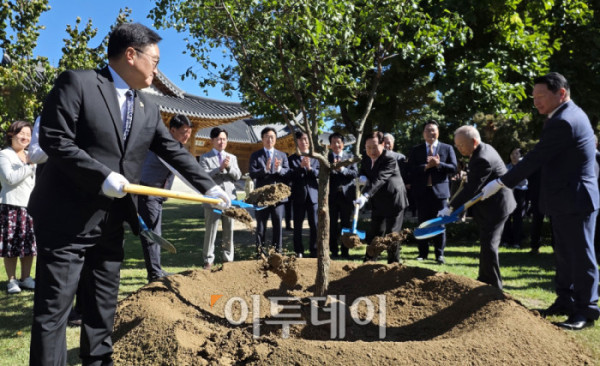 ▲우원식 국회의장을 비롯한 노사 5단체 대표들이 15일 서울 여의도 국회 사랑재에서 열린 사회적 대화 공동선언식에서 기념 식수를 하고 있다. 이날 행사에는 최태원 대한상공회의소 회장, 김동명 한국노총 위원장, 손경식 한국경영자총협회장, 양경수 민주노총 위원장, 김기문 중소기업중앙회장 등이 참석했다. 고이란 기자 photoeran@