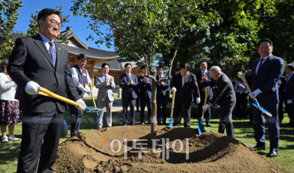 ▲우원식 국회의장을 비롯한 노사 5단체 대표들이 15일 서울 여의도 국회 사랑재에서 열린 사회적 대화 공동선언식에서 기념 식수를 하고 있다. 이날 행사에는 최태원 대한상공회의소 회장, 김동명 한국노총 위원장, 손경식 한국경영자총협회장, 양경수 민주노총 위원장, 김기문 중소기업중앙회장 등이 참석했다. 고이란 기자 photoeran@