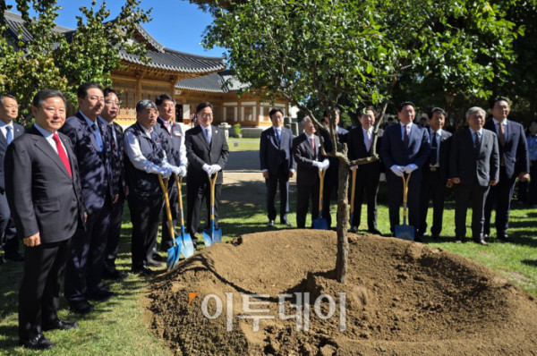 ▲우원식 국회의장을 비롯한 노사 5단체 대표들이 15일 서울 여의도 국회 사랑재에서 열린 사회적 대화 공동선언식에서 기념 식수를 하고 있다. 이날 행사에는 최태원 대한상공회의소 회장, 김동명 한국노총 위원장, 손경식 한국경영자총협회장, 양경수 민주노총 위원장, 김기문 중소기업중앙회장 등이 참석했다. 고이란 기자 photoeran@