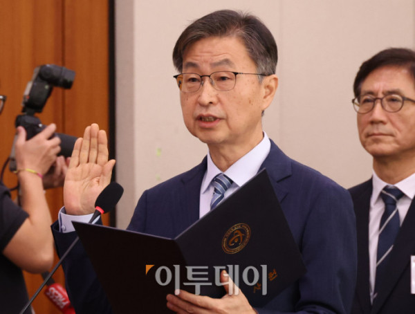 ▲최재해 감사원장이 16일 서울 여의도 국회에서 열린 법제사법위원회 국정감사에서 증인선서를 하고 있다. 고이란 기자 photoeran@