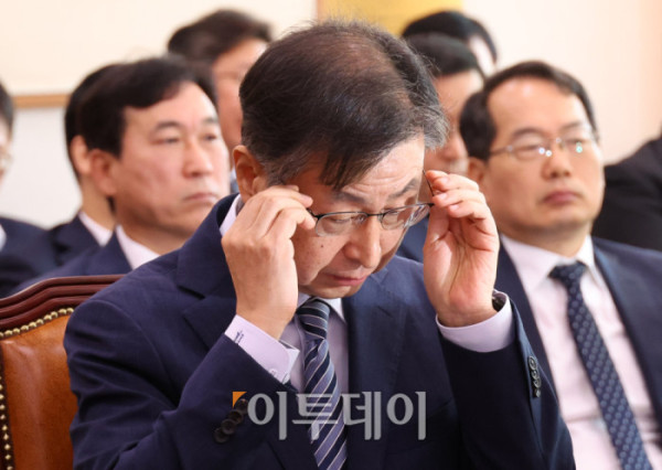 ▲최재해 감사원장이 16일 서울 여의도 국회에서 열린 법제사법위원회 국정감사에서 안경을 고쳐쓰고 있다. 고이란 기자 photoeran@