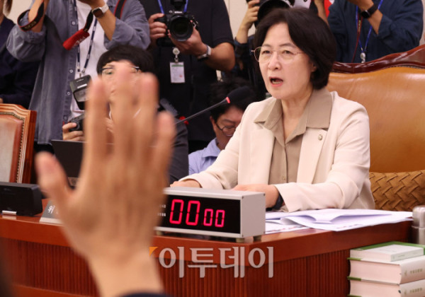 ▲16일 서울 여의도 국회에서 열린 법제사법위원회 국정감사에서 발언을 하고 있다. 고이란 기자 photoeran@