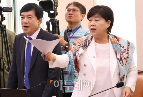 ▲16일 서울 여의도 국회에서 열린 법제사법위원회 국정감사에서 서영교(오른쪽), 이성윤 더불어민주당 의원이 국민의힘을 향해 항의하고 있다. 고이란 기자 photoeran@