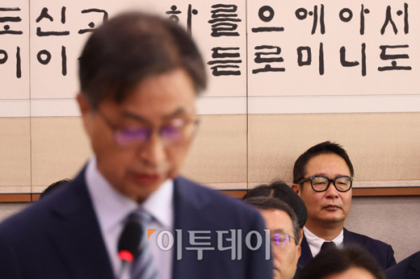 ▲김태형 21그램 대표가 16일 서울 여의도 국회에서 열린 법제사법위원회 국정감사에 참석하고 있다. 왼쪽은 최재해 감사원장. 고이란 기자 photoeran@