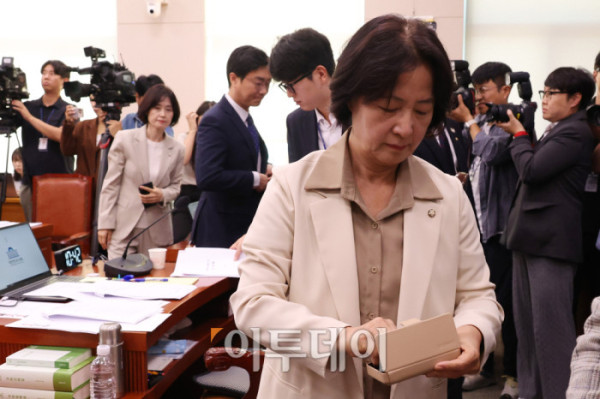 ▲16일 서울 여의도 국회에서 열린 법제사법위원회 국정감사에서 추미애 위원장이 정회를 선포하고 퇴장하고 있다. 고이란 기자 photoeran@