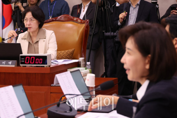 ▲16일 서울 여의도 국회에서 열린 법제사법위원회 국정감사에서 발언을 하고 있다. 오른쪽은 나경원 국민의힘 의원. 고이란 기자 photoeran@