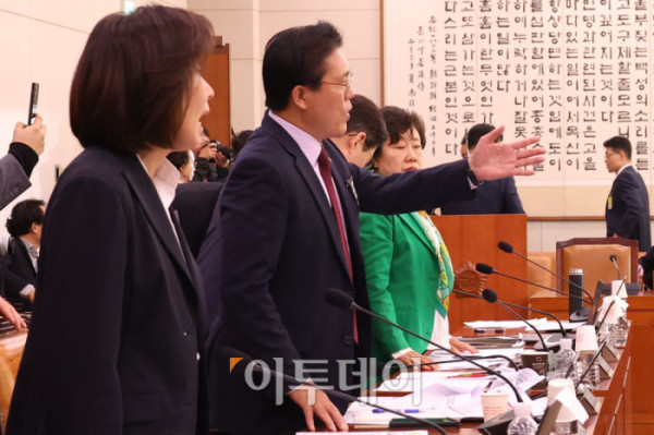▲16일 서울 여의도 국회에서 열린 법제사법위원회 국정감사에서 송석준(오른쪽), 나경원 국민의힘 의원이 여당을 향해 항의하고 있다. 고이란 기자 photoeran@