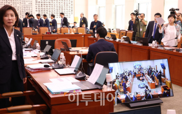 ▲16일 서울 여의도 국회에서 열린 법제사법위원회 국정감사에서 나경원 국민의힘 의원과 서영교 더불어민주당 의원이 언쟁을 벌이고 있다. 고이란 기자 photoeran@