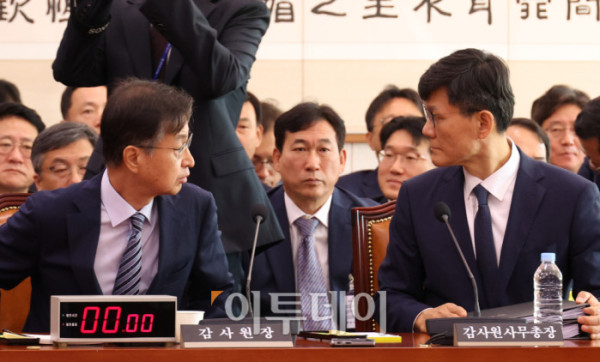 ▲최재해(왼쪽) 감사원장과 정상우 감사원 사무총장이 16일 서울 여의도 국회에서 열린 법제사법위원회 국정감사에서 대화하고 있다. 고이란 기자 photoeran@