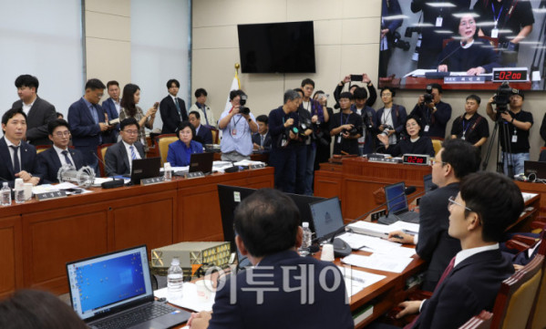 ▲16일 서울 여의도 국회에서 열린 과학기술정보방송통신위원회 국정감사에서 최민희 위원장이 발언을 하고 있다. 고이란 기자 photoeran@