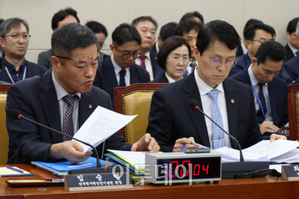 ▲최원호(오른쪽) 원자력안전위원장과 임승철 한국원자력안전기술원장이 16일 서울 여의도 국회에서 열린 과학기술정보방송통신위원회 국정감사에서 자료를 살펴보고 있다. 고이란 기자 photoeran@