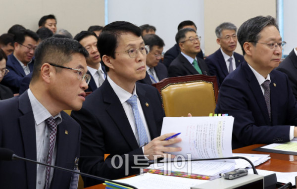 ▲최원호(가운데) 원자력안전위원장과 임승철 한국원자력안전기술원장이 16일 서울 여의도 국회에서 열린 과학기술정보방송통신위원회 국정감사에서 대화하고 있다. 오른쪽은 윤영빈 우주항공청장. 고이란 기자 photoeran@