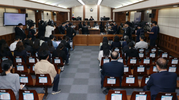 ▲류경진 부장판사가 17일 서울 서초구 서울중앙지법에서 열린 이상민 전 행안부 장관 언론사 단전·단수, 위증, 내란중요임무종사 등 사건 첫 재판을 심리하고 있다. 사진공동취재단