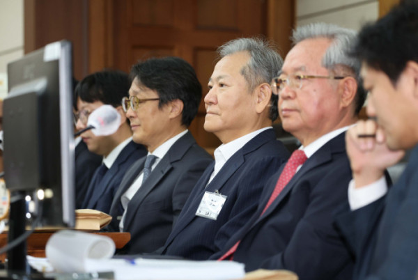 ▲12·3 비상계엄 관련 언론사 단전·단수를 지시한 혐의로 구속기소 된 이상민 전 행정안전부 장관이 17일 오전 서울 서초구 서울중앙지방법원에서 열린 첫 공판에 출석해 있다. 사진공동취재단