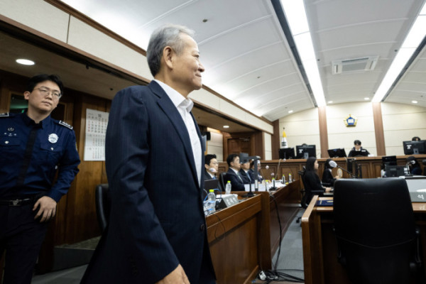 ▲이상민 전 행정안전부 장관이 17일 서울 서초구 서울중앙지법에서 열린 내란 중요임무 종사 등 혐의 첫 공판기일에 출석하고 있다. 사진공동취재단