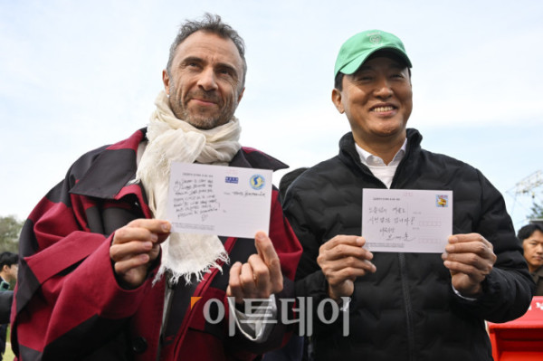 ▲오세훈(오른쪽) 서울시장과 토마스 헤더윅 건축가가 21일 서울 용산구 노들섬에서 열린 노들 글로벌 예술섬 착공식에서 느린우체통 엽서 작성 후 들어보이고 있다. 조현호 기자 hyunho@