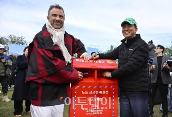 ▲오세훈(오른쪽) 서울시장과 토마스 헤더윅 건축가가 21일 서울 용산구 노들섬에서 열린 노들 글로벌 예술섬 착공식에서 느린우체통 엽서 작성 후 우체통에 엽서를 넣고 있다. 조현호 기자 hyunho@
