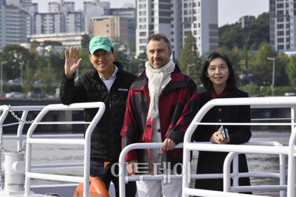 ▲오세훈(왼쪽) 서울시장과 토마스 헤더윅(가운데) 건축가, 최호정 서울시의회 의장이 21일 서울 용산구 노들섬에서 열린 노들 글로벌 예술섬 착공식에 참석하기 위해 한강버스로 노들섬 유람선 선착장에 도착하고 있다. 조현호 기자 hyunho@