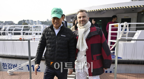 ▲오세훈(왼쪽) 서울시장과 토마스 헤더윅 건축가가 21일 서울 용산구 노들섬에서 열린 노들 글로벌 예술섬 착공식에 참석하기 위해 한강버스로 노들섬에 도착하고 있다. 조현호 기자 hyunho@