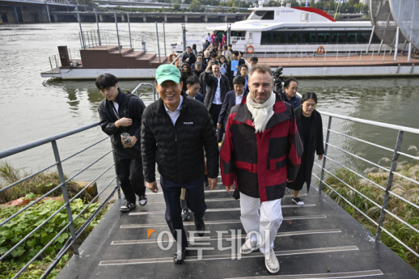 ▲오세훈(왼쪽) 서울시장과 토마스 헤더윅 건축가가 21일 서울 용산구 노들섬에서 열린 노들 글로벌 예술섬 착공식에 참석하기 위해 한강버스로 노들섬에 도착하고 있다. 조현호 기자 hyunho@