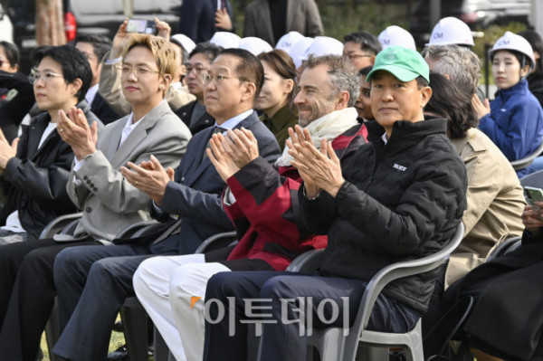 ▲오세훈(오른쪽) 서울시장과 토마스 헤더윅 건축가 등 참석자들이 21일 서울 용산구 노들섬에서 열린 노들 글로벌 예술섬 착공식에서 박수를 치고 있다. 조현호 기자 hyunho@