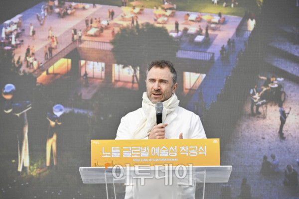 ▲토마스 헤더윅 건축가가 21일 서울 용산구 노들섬에서 열린 노들 글로벌 예술섬 착공식에서 사업설명을 하고 있다. 조현호 기자 hyunho@