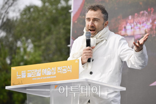 ▲토마스 헤더윅 건축가가 21일 서울 용산구 노들섬에서 열린 노들 글로벌 예술섬 착공식에서 사업설명을 하고 있다. 조현호 기자 hyunho@