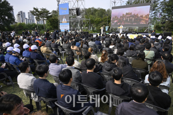 ▲토마스 헤더윅 건축가가 21일 서울 용산구 노들섬에서 열린 노들 글로벌 예술섬 착공식에서 사업설명을 하고 있다. 조현호 기자 hyunho@