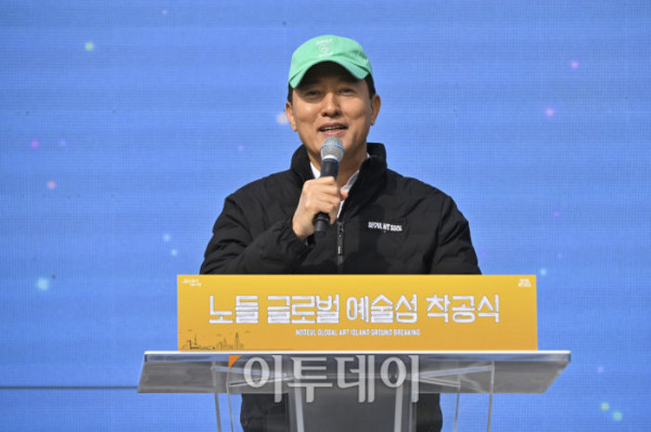 ▲오세훈 서울시장이 21일 서울 용산구 노들섬에서 열린 노들 글로벌 예술섬 착공식에서 기념사를 하고 있다. 조현호 기자 hyunho@