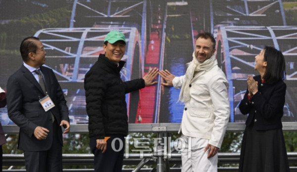 ▲오세훈(왼쪽 두 번째) 서울시장과 토마스 헤더윅(왼쪽 세 번째) 건축가가 21일 서울 용산구 노들섬에서 열린 노들 글로벌 예술섬 착공식에서 착공 퍼포먼스를 하고 있다. 조현호 기자 hyunho@