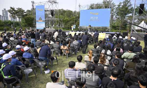 ▲오세훈 서울시장이 21일 서울 용산구 노들섬에서 열린 노들 글로벌 예술섬 착공식에서 기념사를 하고 있다. 조현호 기자 hyunho@