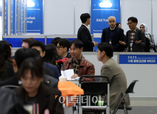 ▲21일 경기 일산 킨텍스에서 열린 2025 수출 붐업 코리아 위크에서 해외바이어들이 수출상담을 하고 있다. 올해는 아시아태평양경제협력체(APEC) 정상회의가 경주에서 열리는 것을 계기로 70개국에서 1700여개 글로벌 기업이 방한해 작년보다 참가 규모가 70% 커졌다. 행사 연계 전시회도 작년 20개에서 올해 28개로 늘어 전자, 반도체, 미래차, 조선해양, 바이오, 소비재 등 다양한 산업 분야가 참여한다. 고이란 기자 photoeran@