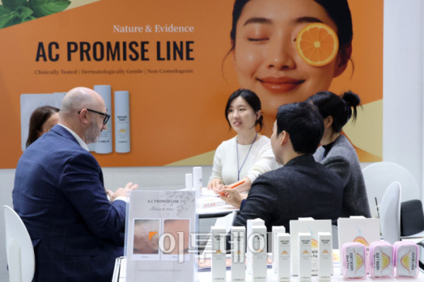 ▲21일 경기 일산 킨텍스에서 열린 2025 수출 붐업 코리아 위크에서 해외바이어들이 수출상담을 하고 있다. 올해는 아시아태평양경제협력체(APEC) 정상회의가 경주에서 열리는 것을 계기로 70개국에서 1700여개 글로벌 기업이 방한해 작년보다 참가 규모가 70% 커졌다. 행사 연계 전시회도 작년 20개에서 올해 28개로 늘어 전자, 반도체, 미래차, 조선해양, 바이오, 소비재 등 다양한 산업 분야가 참여한다. 고이란 기자 photoeran@