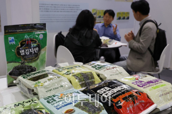 ▲21일 경기 일산 킨텍스에서 열린 2025 수출 붐업 코리아 위크에서 해외바이어들이 수출상담을 하고 있다. 올해는 아시아태평양경제협력체(APEC) 정상회의가 경주에서 열리는 것을 계기로 70개국에서 1700여개 글로벌 기업이 방한해 작년보다 참가 규모가 70% 커졌다. 행사 연계 전시회도 작년 20개에서 올해 28개로 늘어 전자, 반도체, 미래차, 조선해양, 바이오, 소비재 등 다양한 산업 분야가 참여한다. 고이란 기자 photoeran@