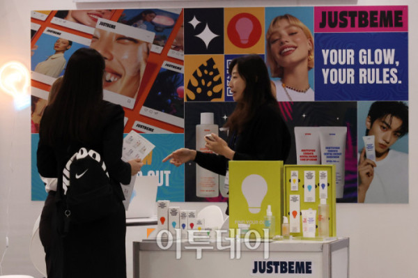 ▲21일 경기 일산 킨텍스에서 열린 2025 수출 붐업 코리아 위크에서 해외바이어들이 수출상담을 하고 있다. 올해는 아시아태평양경제협력체(APEC) 정상회의가 경주에서 열리는 것을 계기로 70개국에서 1700여개 글로벌 기업이 방한해 작년보다 참가 규모가 70% 커졌다. 행사 연계 전시회도 작년 20개에서 올해 28개로 늘어 전자, 반도체, 미래차, 조선해양, 바이오, 소비재 등 다양한 산업 분야가 참여한다. 고이란 기자 photoeran@