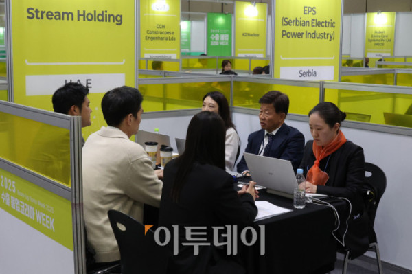 ▲21일 경기 일산 킨텍스에서 열린 2025 수출 붐업 코리아 위크에서 해외바이어들이 수출상담을 하고 있다. 올해는 아시아태평양경제협력체(APEC) 정상회의가 경주에서 열리는 것을 계기로 70개국에서 1700여개 글로벌 기업이 방한해 작년보다 참가 규모가 70% 커졌다. 행사 연계 전시회도 작년 20개에서 올해 28개로 늘어 전자, 반도체, 미래차, 조선해양, 바이오, 소비재 등 다양한 산업 분야가 참여한다. 고이란 기자 photoeran@