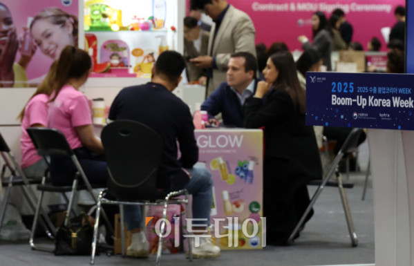 ▲21일 경기 일산 킨텍스에서 열린 2025 수출 붐업 코리아 위크에서 해외바이어들이 수출상담을 하고 있다. 올해는 아시아태평양경제협력체(APEC) 정상회의가 경주에서 열리는 것을 계기로 70개국에서 1700여개 글로벌 기업이 방한해 작년보다 참가 규모가 70% 커졌다. 행사 연계 전시회도 작년 20개에서 올해 28개로 늘어 전자, 반도체, 미래차, 조선해양, 바이오, 소비재 등 다양한 산업 분야가 참여한다. 고이란 기자 photoeran@