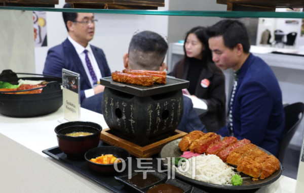 ▲21일 경기 일산 킨텍스에서 열린 2025 수출 붐업 코리아 위크에서 해외바이어들이 수출상담을 하고 있다. 올해는 아시아태평양경제협력체(APEC) 정상회의가 경주에서 열리는 것을 계기로 70개국에서 1700여개 글로벌 기업이 방한해 작년보다 참가 규모가 70% 커졌다. 행사 연계 전시회도 작년 20개에서 올해 28개로 늘어 전자, 반도체, 미래차, 조선해양, 바이오, 소비재 등 다양한 산업 분야가 참여한다. 고이란 기자 photoeran@