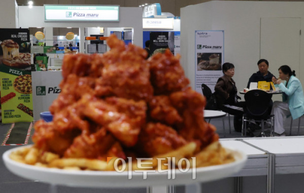 ▲21일 경기 일산 킨텍스에서 열린 2025 수출 붐업 코리아 위크에서 해외바이어들이 수출상담을 하고 있다. 올해는 아시아태평양경제협력체(APEC) 정상회의가 경주에서 열리는 것을 계기로 70개국에서 1700여개 글로벌 기업이 방한해 작년보다 참가 규모가 70% 커졌다. 행사 연계 전시회도 작년 20개에서 올해 28개로 늘어 전자, 반도체, 미래차, 조선해양, 바이오, 소비재 등 다양한 산업 분야가 참여한다. 고이란 기자 photoeran@