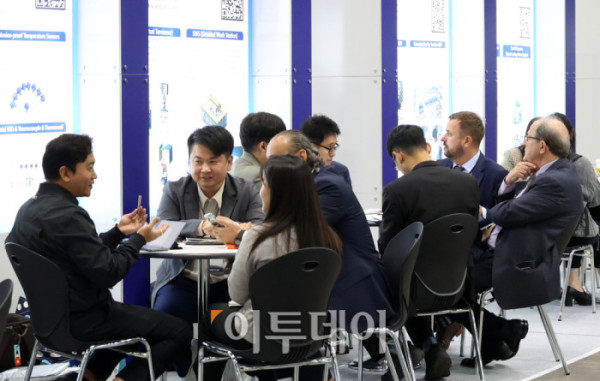 ▲21일 경기 일산 킨텍스에서 열린 2025 수출 붐업 코리아 위크에서 해외바이어들이 수출상담을 하고 있다. 올해는 아시아태평양경제협력체(APEC) 정상회의가 경주에서 열리는 것을 계기로 70개국에서 1700여개 글로벌 기업이 방한해 작년보다 참가 규모가 70% 커졌다. 행사 연계 전시회도 작년 20개에서 올해 28개로 늘어 전자, 반도체, 미래차, 조선해양, 바이오, 소비재 등 다양한 산업 분야가 참여한다. 고이란 기자 photoeran@