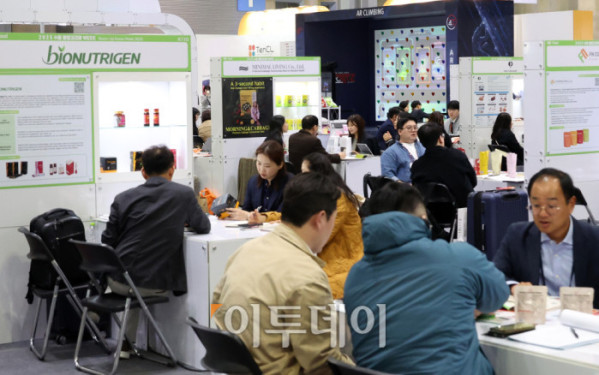 ▲21일 경기 일산 킨텍스에서 열린 2025 수출 붐업 코리아 위크에서 해외바이어들이 수출상담을 하고 있다. 올해는 아시아태평양경제협력체(APEC) 정상회의가 경주에서 열리는 것을 계기로 70개국에서 1700여개 글로벌 기업이 방한해 작년보다 참가 규모가 70% 커졌다. 행사 연계 전시회도 작년 20개에서 올해 28개로 늘어 전자, 반도체, 미래차, 조선해양, 바이오, 소비재 등 다양한 산업 분야가 참여한다. 고이란 기자 photoeran@