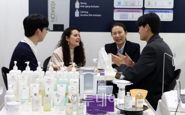 ▲21일 경기 일산 킨텍스에서 열린 2025 수출 붐업 코리아 위크에서 해외바이어들이 수출상담을 하고 있다. 올해는 아시아태평양경제협력체(APEC) 정상회의가 경주에서 열리는 것을 계기로 70개국에서 1700여개 글로벌 기업이 방한해 작년보다 참가 규모가 70% 커졌다. 행사 연계 전시회도 작년 20개에서 올해 28개로 늘어 전자, 반도체, 미래차, 조선해양, 바이오, 소비재 등 다양한 산업 분야가 참여한다. 고이란 기자 photoeran@